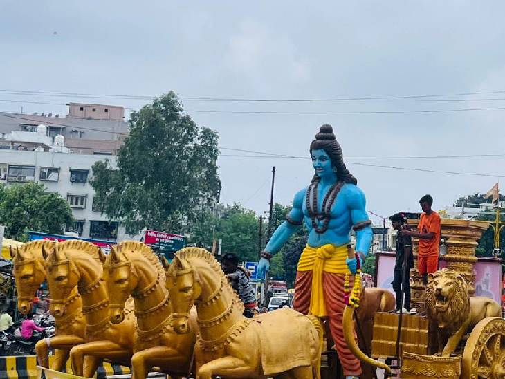 कावड़ यात्रा में झांकियां भी निकाली जा रही हैं।