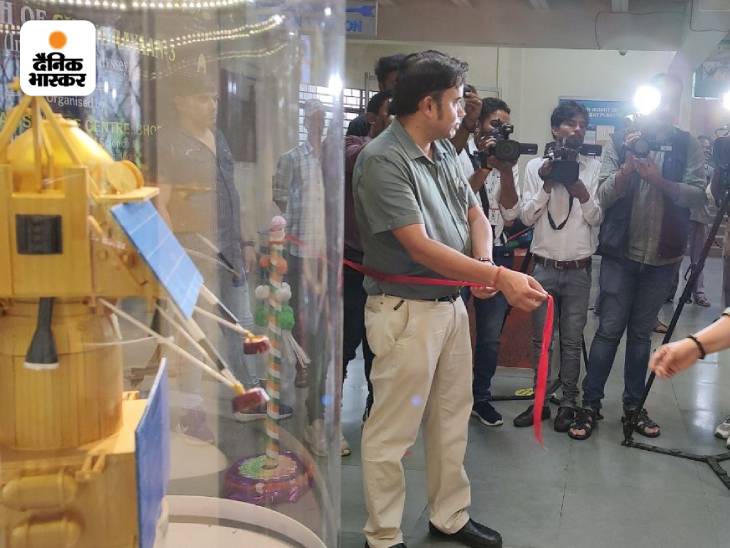 मॉडल के बारे में जानकारी देते सेंटर के अधिकारी।