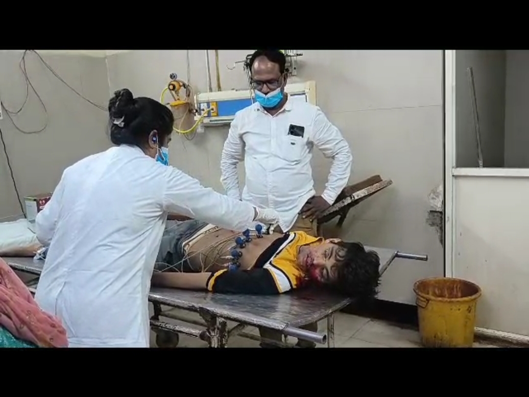 नाबालिग छात्र के शव का चेकअप करते डॉक्टर - Dainik Bhaskar