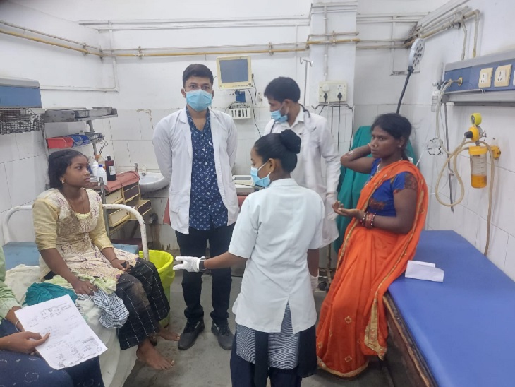 घायल मजदूरों को इलाज के लिए सिम्स में भर्ती कराया गया।
