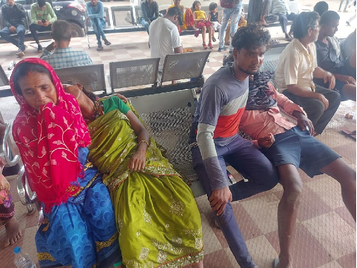 ट्रैक्टर पलटने के बाद मजदूरों में अफरातफरी मच गई।