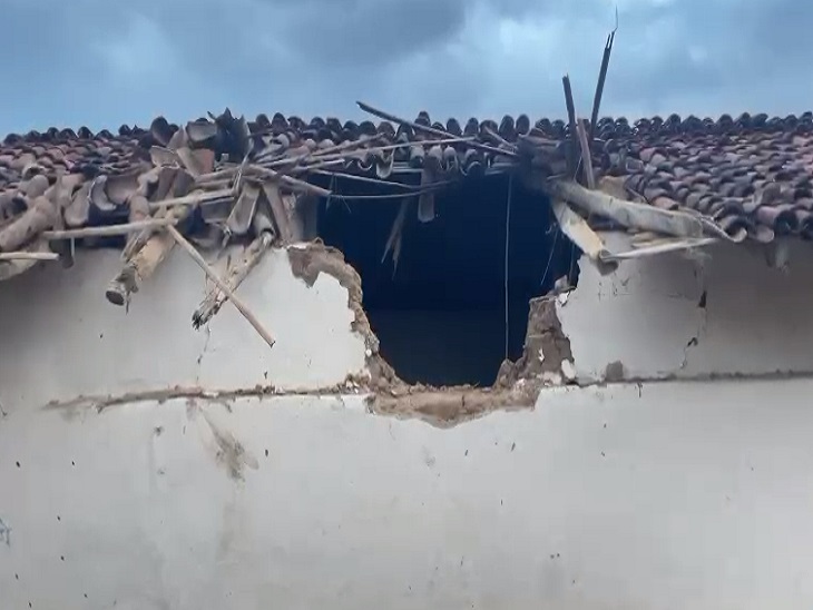 हाथी ने घर के छप्पर को भी तोड़ दिया है।