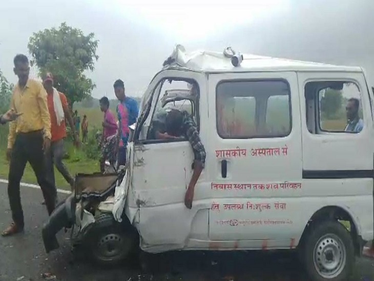 हादसा इतना जबरदस्त था कि एंबुलेंस के परखच्चे उड़ गए।
