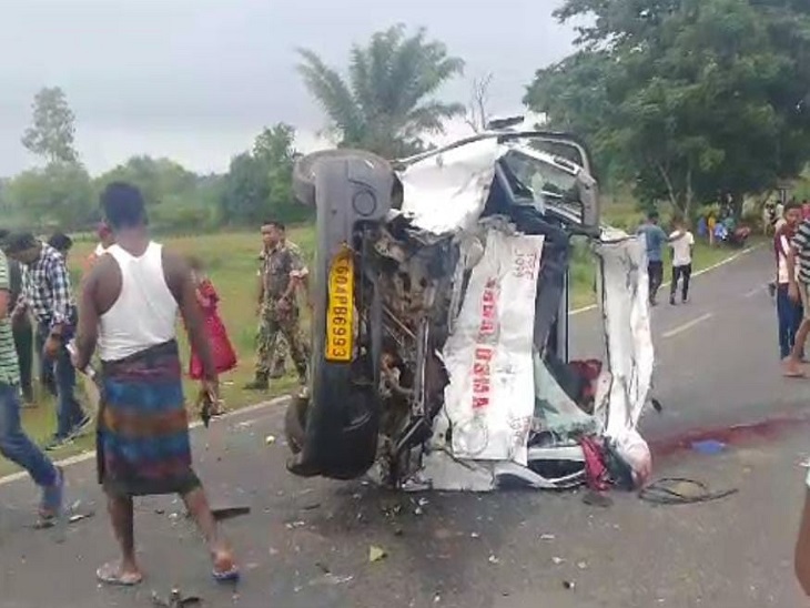 बीच सड़क पर काफी देर तक पड़ा रहा वाहन। आसपास के लोग भी मौजूद रहे।