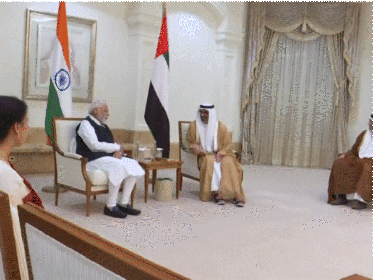 मोदी के UAE पहुंचने पर बुर्ज खलीफा पर तिरंगे के साथ PM मोदी की तस्वीर दिखाई गई। - Dainik Bhaskar