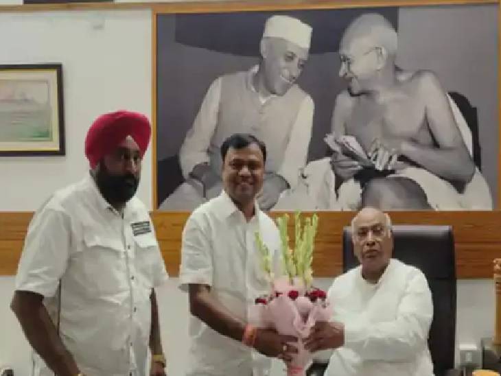 दीपक बैज ने राष्ट्रीय अध्यक्ष मल्लिकार्जुन खड़गे से मुलाकात करके तस्वीर सोशल मीडिया में शेयर की।