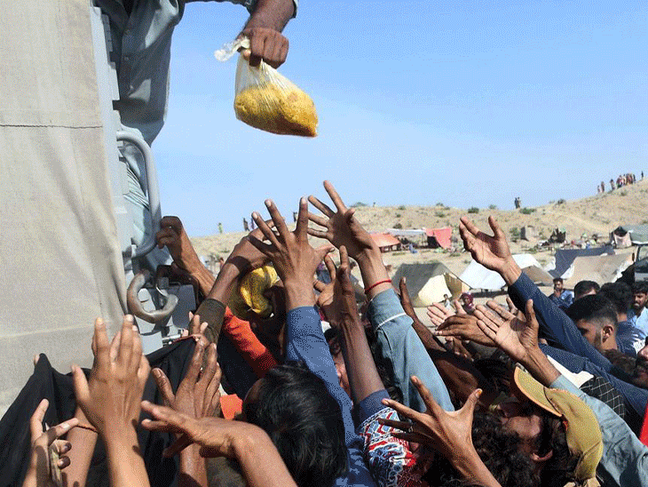 पाकिस्तान में महंगाई से लोगों का बुरा हाल है। यहां टमाटर, प्याज, नमक जैसे सभी जरूर चीजें बेहद महंगी हो चुकी हैं।