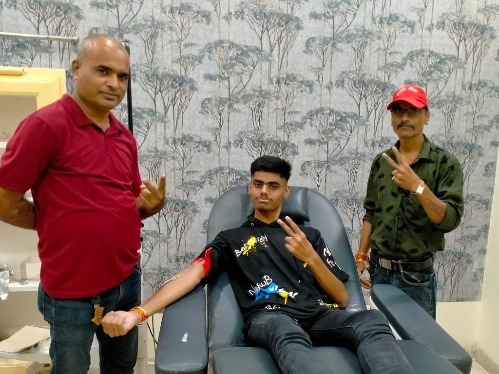 रक्तमित्र शैलू मंडलोई के बेटे ओम मंडलोई ने किया रक्तदान। - Dainik Bhaskar