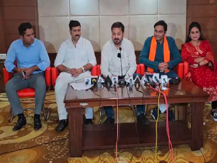 सीएम की कलाकारों संग भेंट-मुलाकात के बाद भाजपा नेताओं ने पत्रकारों से चर्चा की है।