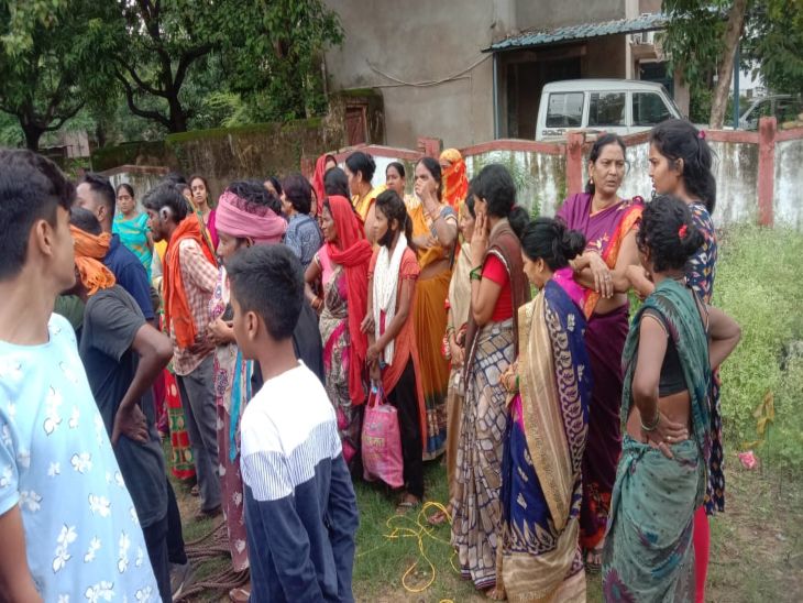 घटना की जानकारी मिलते ही मौके पर लोगों की भीड़ जमा हो गई। थी