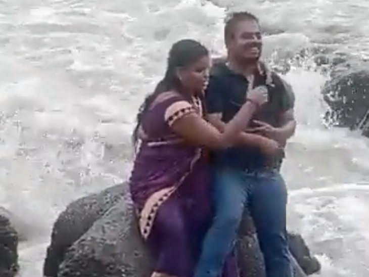 समुद्र में चट्टान पर बैठकर फोटो क्लिक करवाते मुकेश और ज्योति। इस दौरान परिवार के लोग उन्हें बाहर आने को कहते रहे।