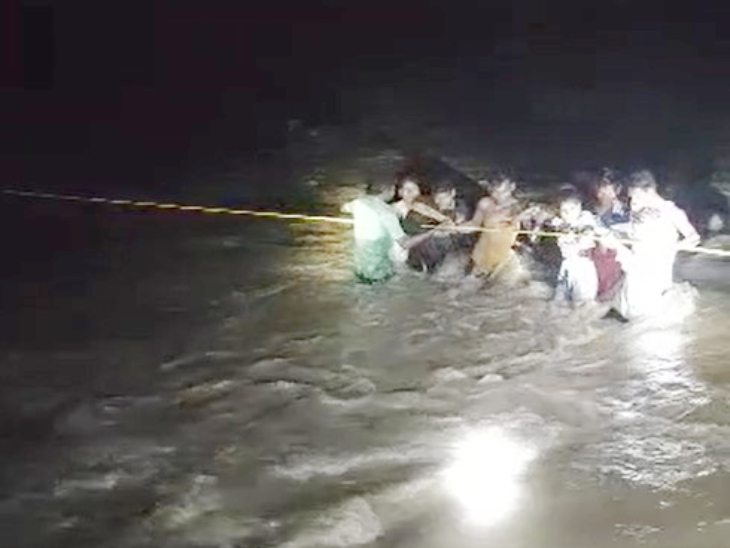 देर रात रस्सी के सहारे करीब डेढ़ घंटे तक रेस्क्यू करके युवाओं को बचाया गया।