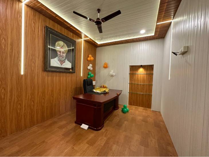 सुरजीत कांग्रेस कार्यालय का नवीनीकरण अपने एक समर्थक वास्तुकार और पंडितों की सलाह पर करा रहे हैं। कांग्रेस कार्यकर्ताओं से मिली जानकारी के अनुसार सुरजीत जिस जगह पर बैठेंगे उसका स्थान भी वास्तुकार के कहने पर बदला जा रहा है।