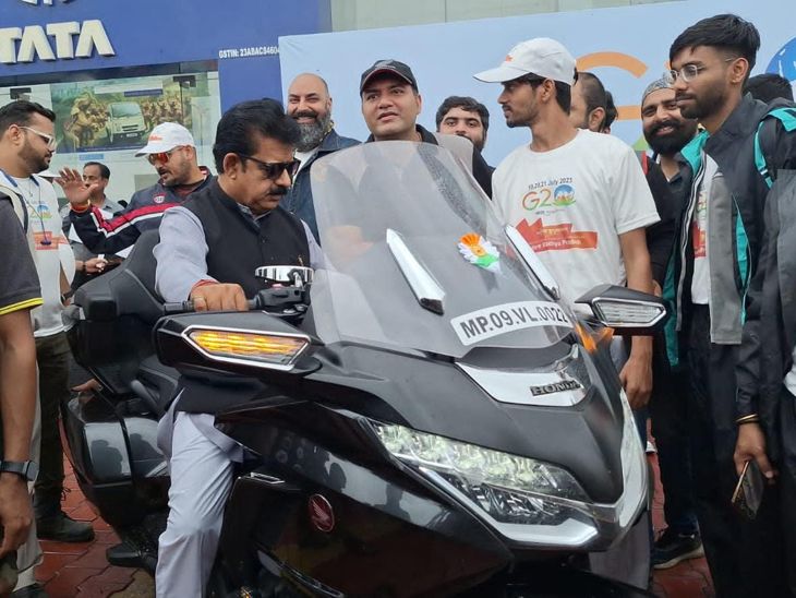 सांसद शंकर लालवानी भी बाइक राइड में हुए शामिल।