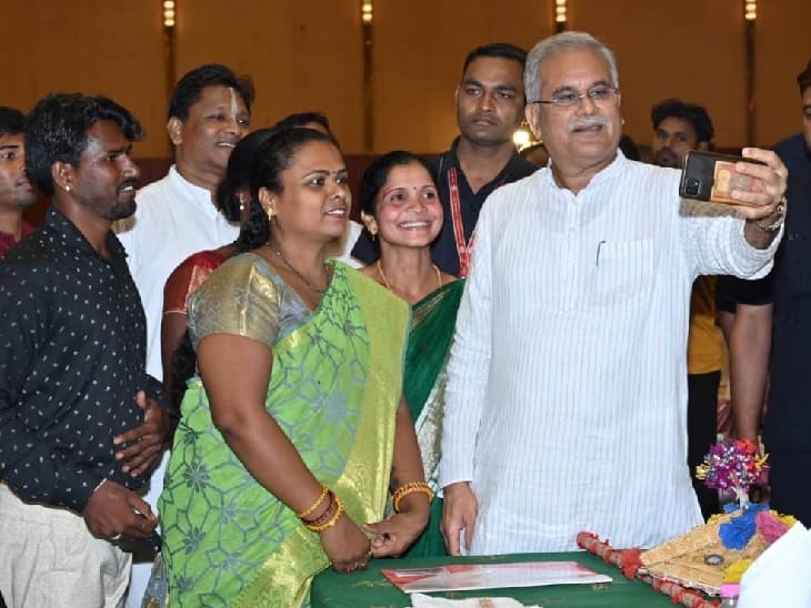 प्रदेश के लोक कलाकारों संग सीएम भूपेश ने सेल्फी ली। ये देखकर कलाकार भी खुश हुए।