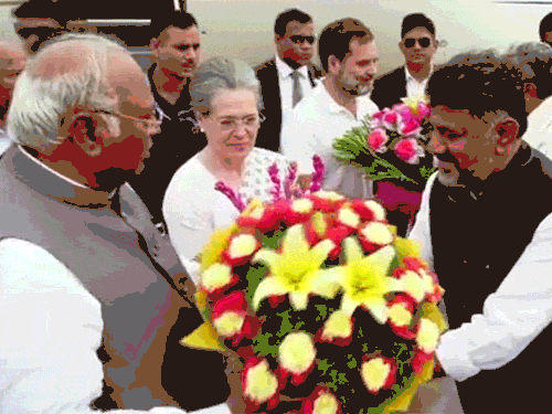 कांग्रेस अध्यक्ष मल्लिकार्जुन खड़गे, सोनिया गांधी और राहुल गांधी चार्टर प्लेन से बेंगलुरु पहुंचे। कर्नाटक के CM सिद्धरमैया और डिप्टी CM डीके शिवकुमार ने तीनों का स्वागत किया।