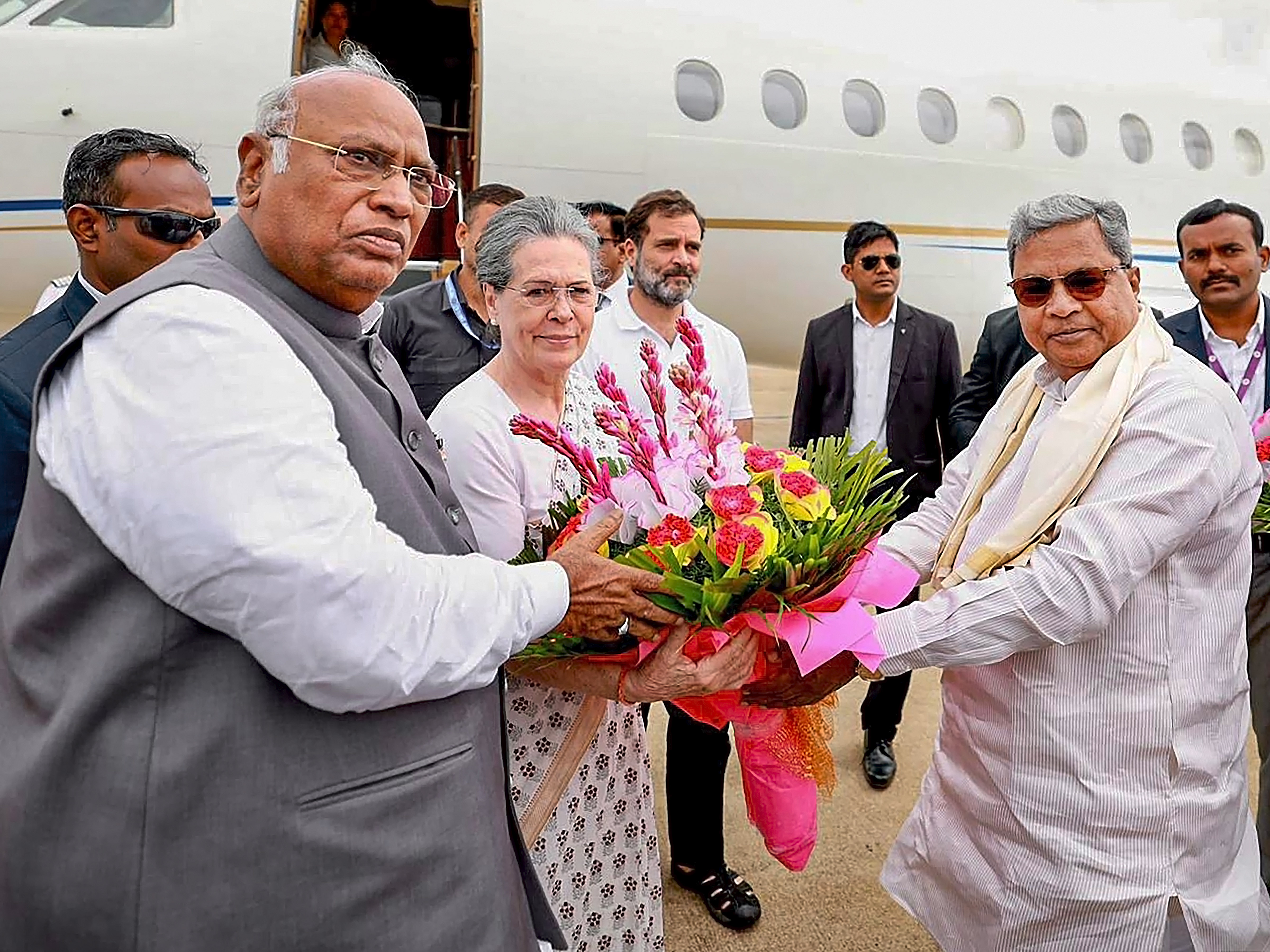 खड़गे, सोनिया, राहुल का स्वागत करते कर्नाटक के CM सिद्धरमैया।