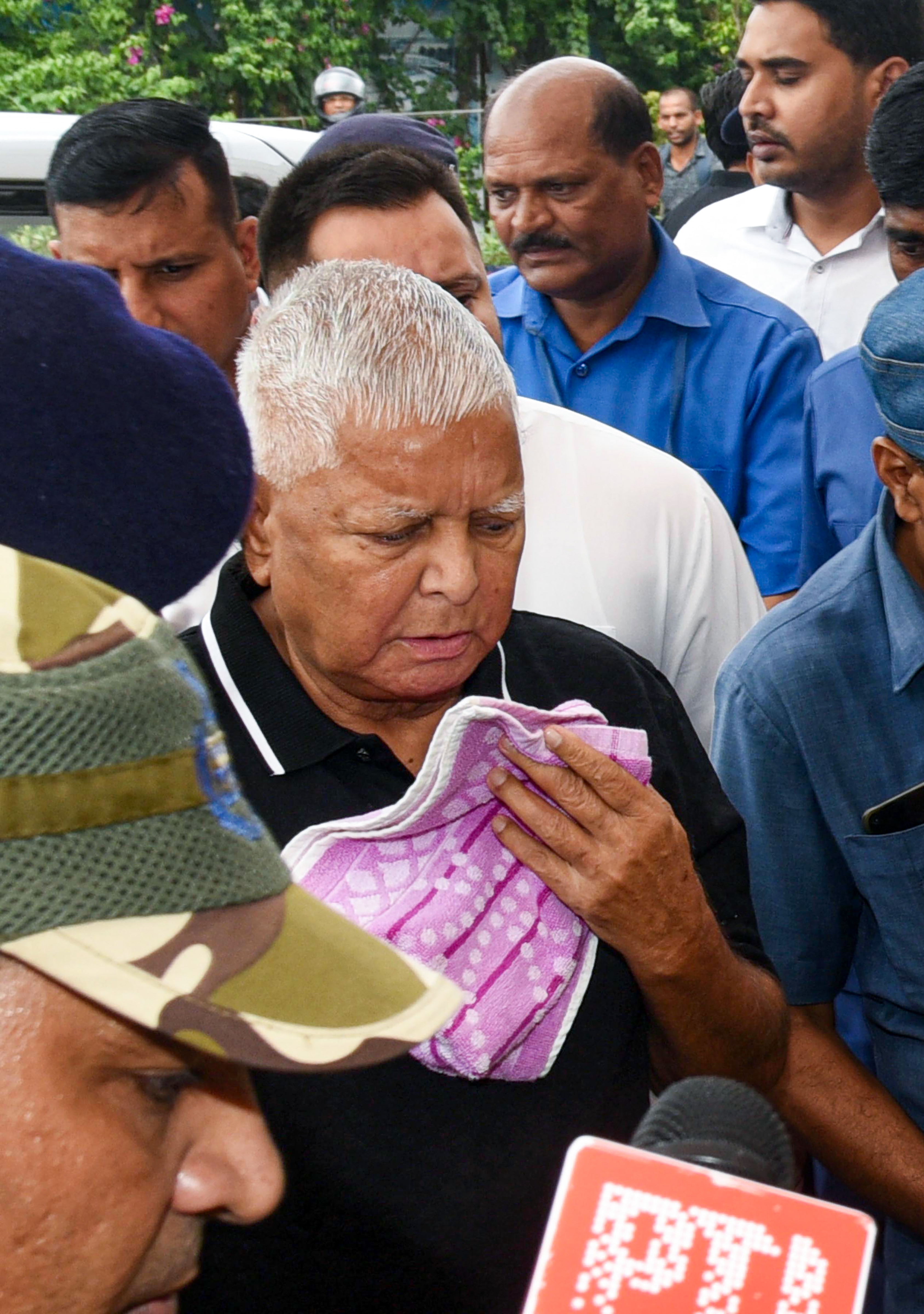 पटना से लालू प्रसाद यादव बैठक में शामिल होने के लिए बेंगलुरु पहुंचे।