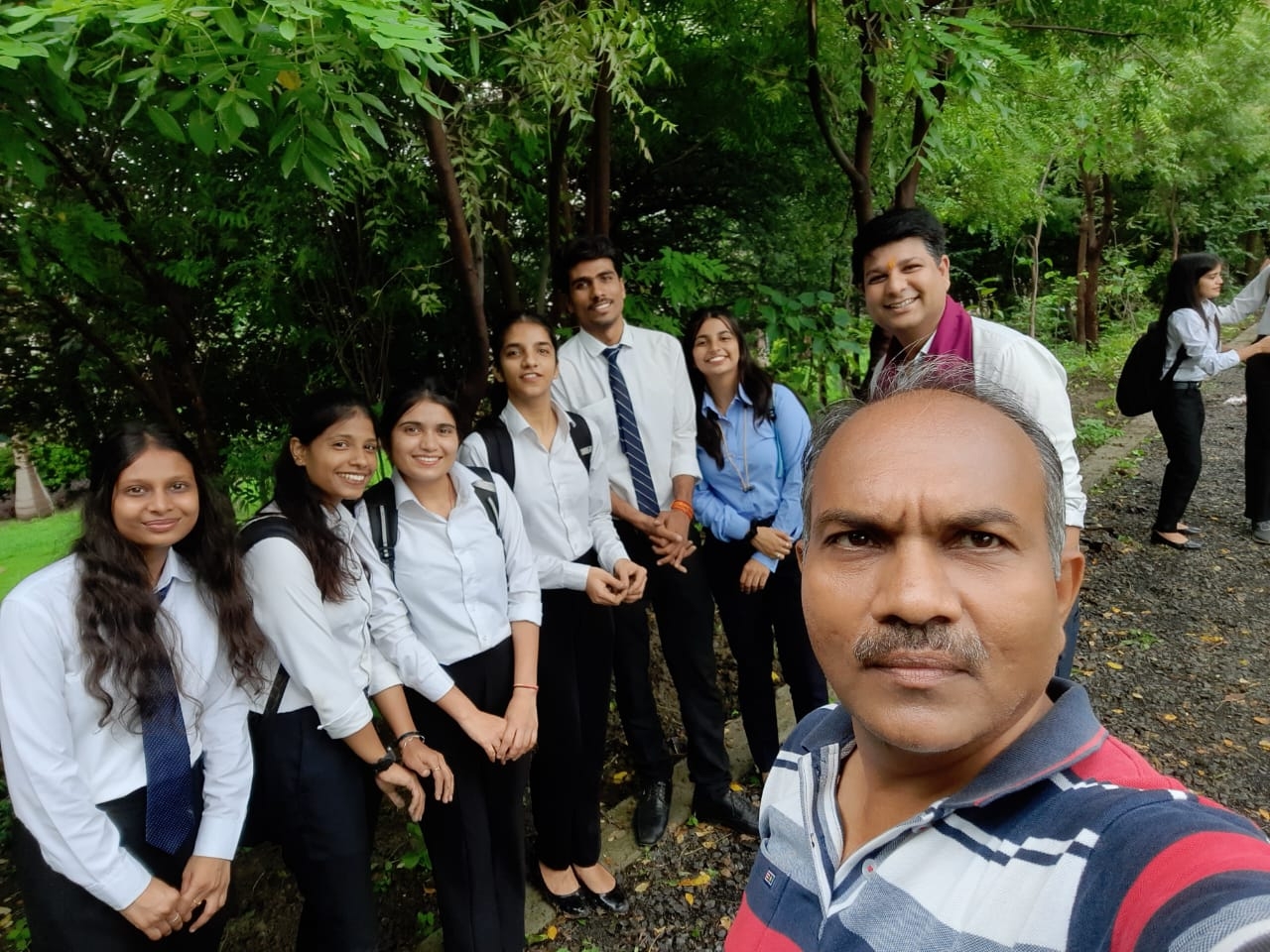 एक्रोपोलिस कॉलेज के स्टूडेंट्स ने भी शामिल हुए हरियाली अभियान में।