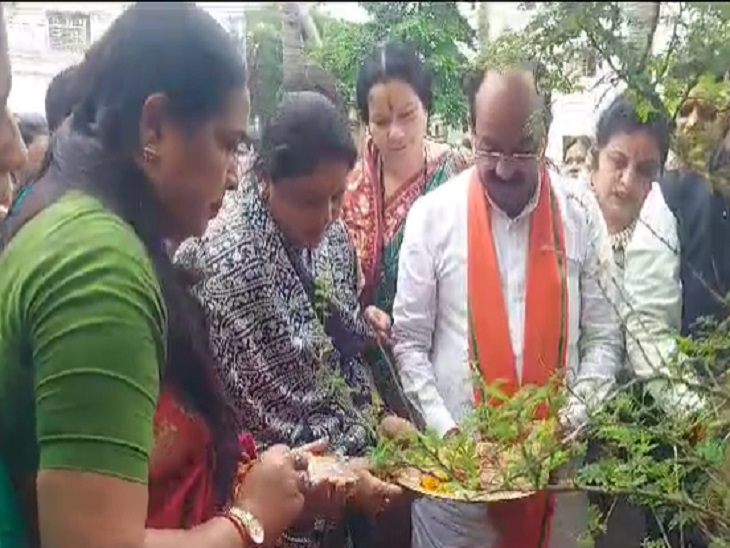 Hareli Tihar in BJP office State President Arun Sau got on the vehicle