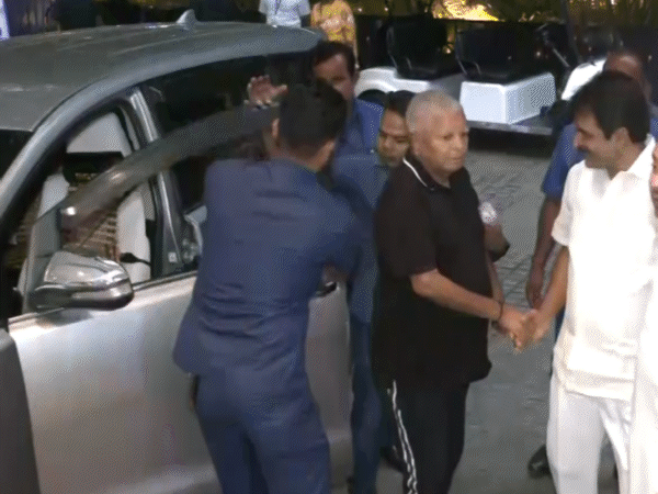 कांग्रेस के डिनर प्रोग्राम में लालू प्रसाद यादव लोअर-टीशर्ट पहनकर पहुंचे।