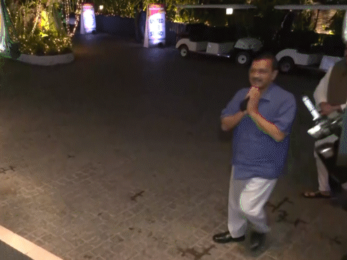 दिल्ली के मुख्यमंत्री अरविंद केजरीवाल के साथ राज्यसभा सांसद संजय सिंह भी पहुंचे।