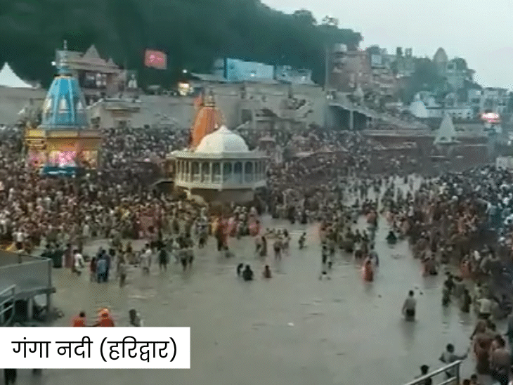 उत्तराखंड के हरिद्वार में सोमवती अमावस्या के अवसर पर श्रद्धालुओं ने गंगा नदी में स्नान किया।