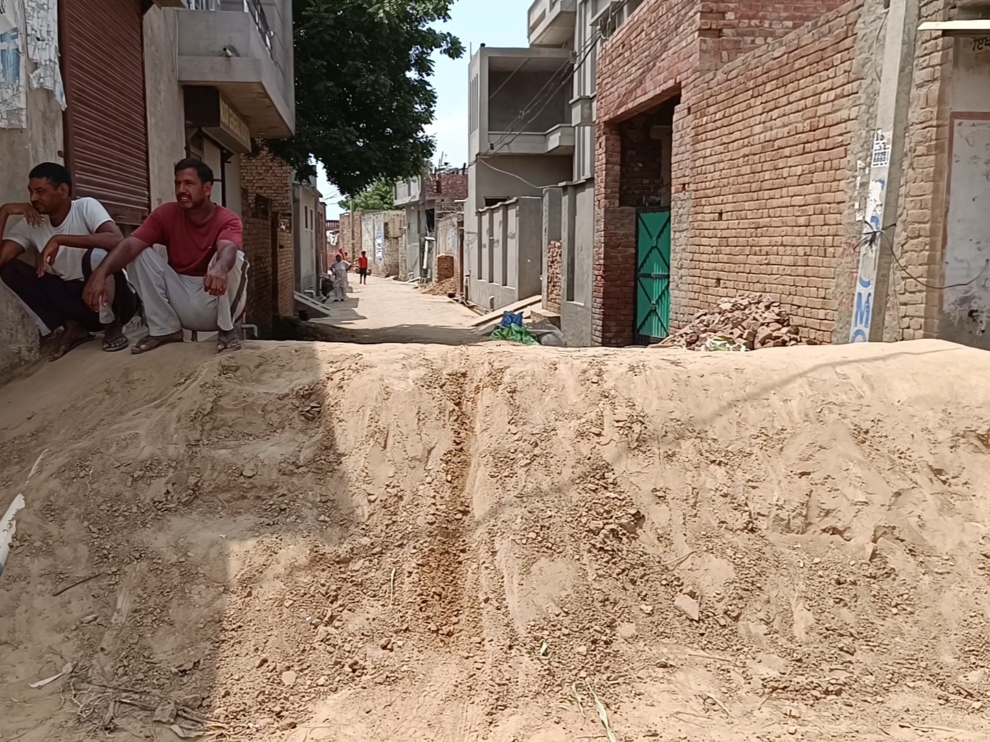 बाढ़ से बचने को ग्रामीण सतर्क: घर-दुकानों के बाहर लगाए मिट्टी के बांध; बोले- तेजी से बढ़ रहा पानी 2 गली में लगाया मिट्टी का बांध।