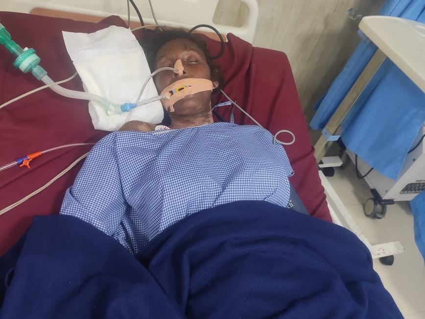 22 साल की पत्नी प्रभा यादव की हालत गंभीर है।