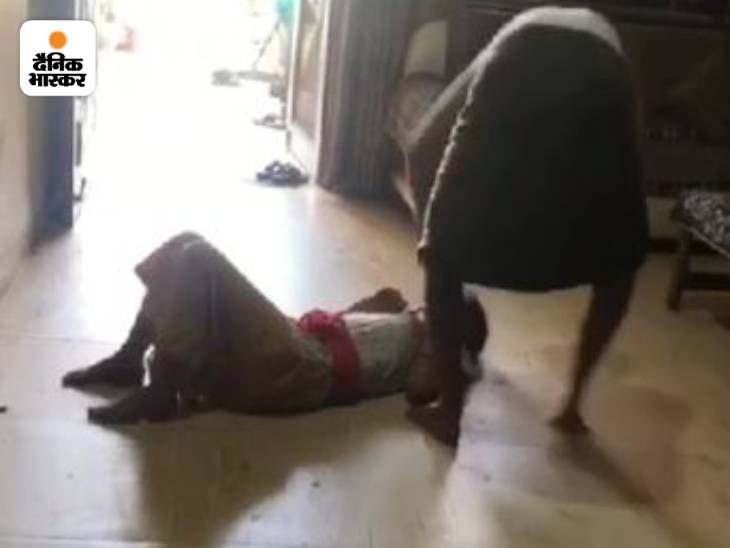 महिला का आरोप है कि पति ने उसे जमीन पर पटककर पीटा। बाथरूम में पेशाब पिलाई।