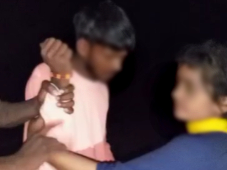 प्रेमिका प्रेमी को बचाने के लिए पिटाई का विरोध करती रही।