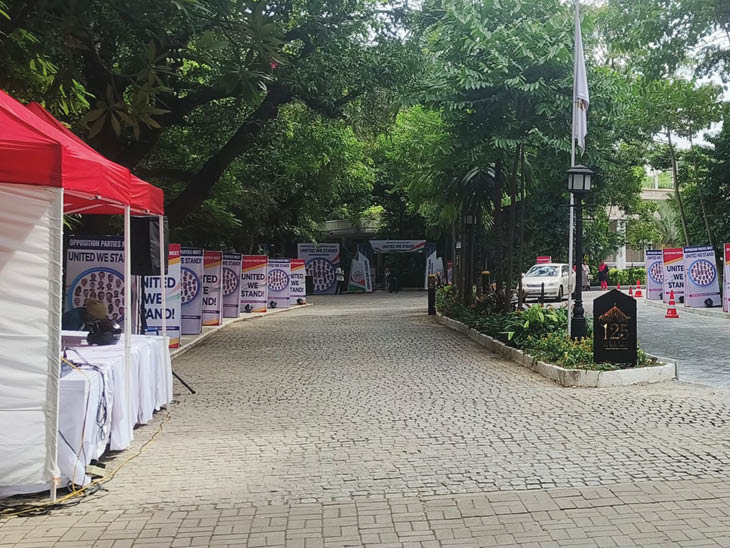 इस होटल में आज शाम को सोनिया गांधी सभी नेताओं के लिए डिनर होस्ट करेंगीं।