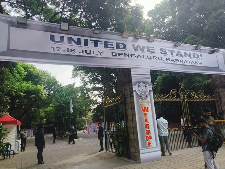 ये बैठक बेंगलुरु के होटल ताज वेस्ट एंड में होगी। होटल के गेट पर लगा बैठक का बैनर।