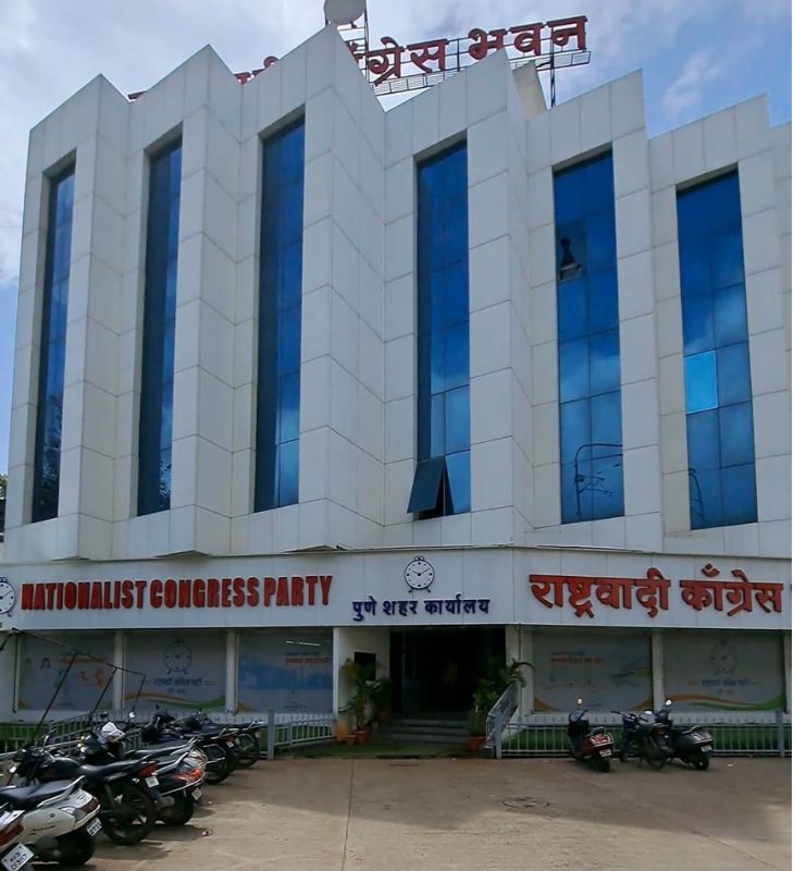 पुणे के शुक्रवार पेठ में NCP का ऑफिस। यहां पहले की तरह कार्यकर्ताओं की भीड़ नहीं है।