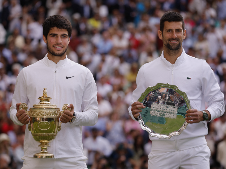20 साल के कार्लोस अल्कारेज (बाएं) ने 23 बार के ग्रैंड स्लैम विजेता 36 साल के जोकोविच को हराकर विम्बलडन जीता। इस ग्रास कोर्ट ग्रैंड स्लैम को 10 साल बाद नया विजेता मिला है।