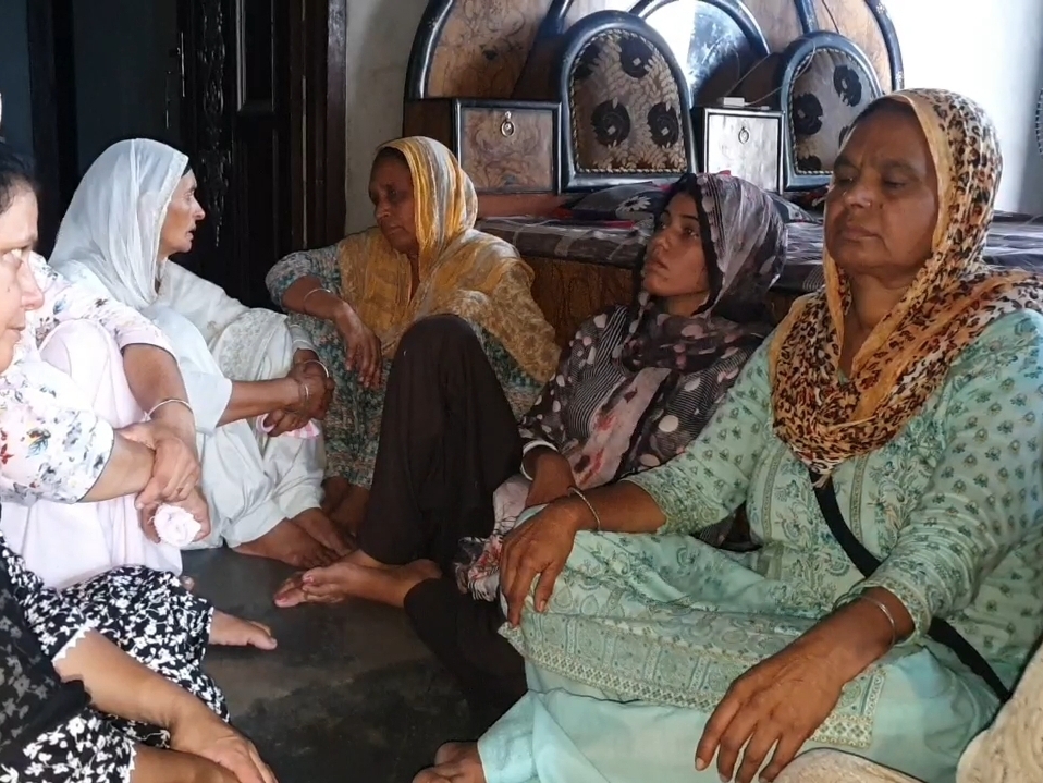 युवक की ग्रीस में मौत: 2 साल पहले रोजी-रोटी कमाने गया था 2 युवक की मौत के बाद गुमशुम बैठी पत्नी व मां।