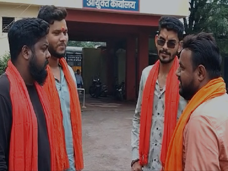 जीत यादव अपने समर्थकों के साथ शिकायत करने पहुंचे दुर्ग निगम।