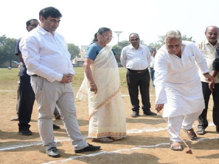 विधायक और मेयर ने जारी की फोटो, जिसमें वो दिखाई दे रहे हैं खेलते हुए।
