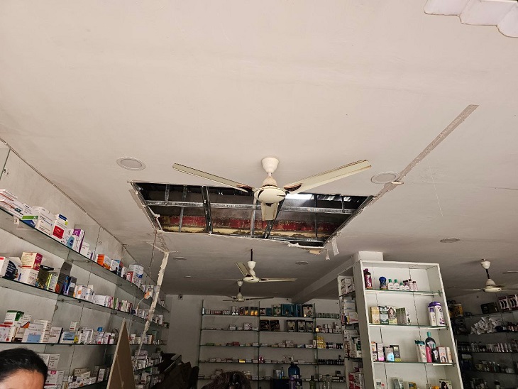 छत तोड़कर घुसे मेडिकल स्टोर के अंदर और चोरी किया सामान व कैश