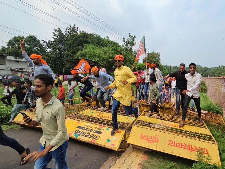 कमजोर बेरीकेट्स को तोड़कर आगे जाते भाजपा कार्यकर्ता