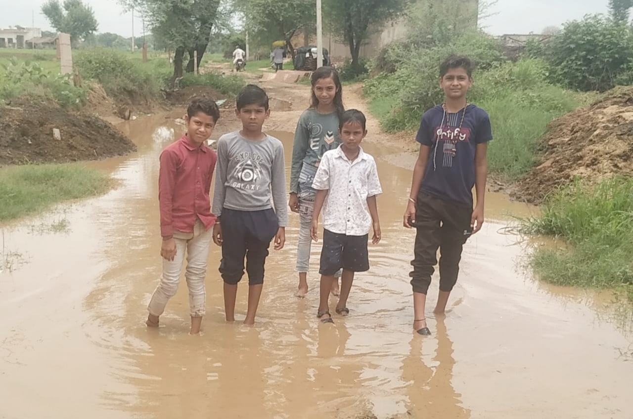 बरसात के कारण रास्ते में पानी भरने से स्कूल जाने वाले छोटे बच्चे पानी में गिरकर चोटिल भी हो रहे हैं।