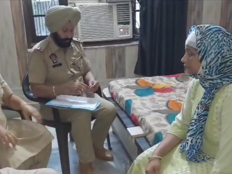 घायल महिला से घटना की जानकारी लेते पुलिस अधिकारी।