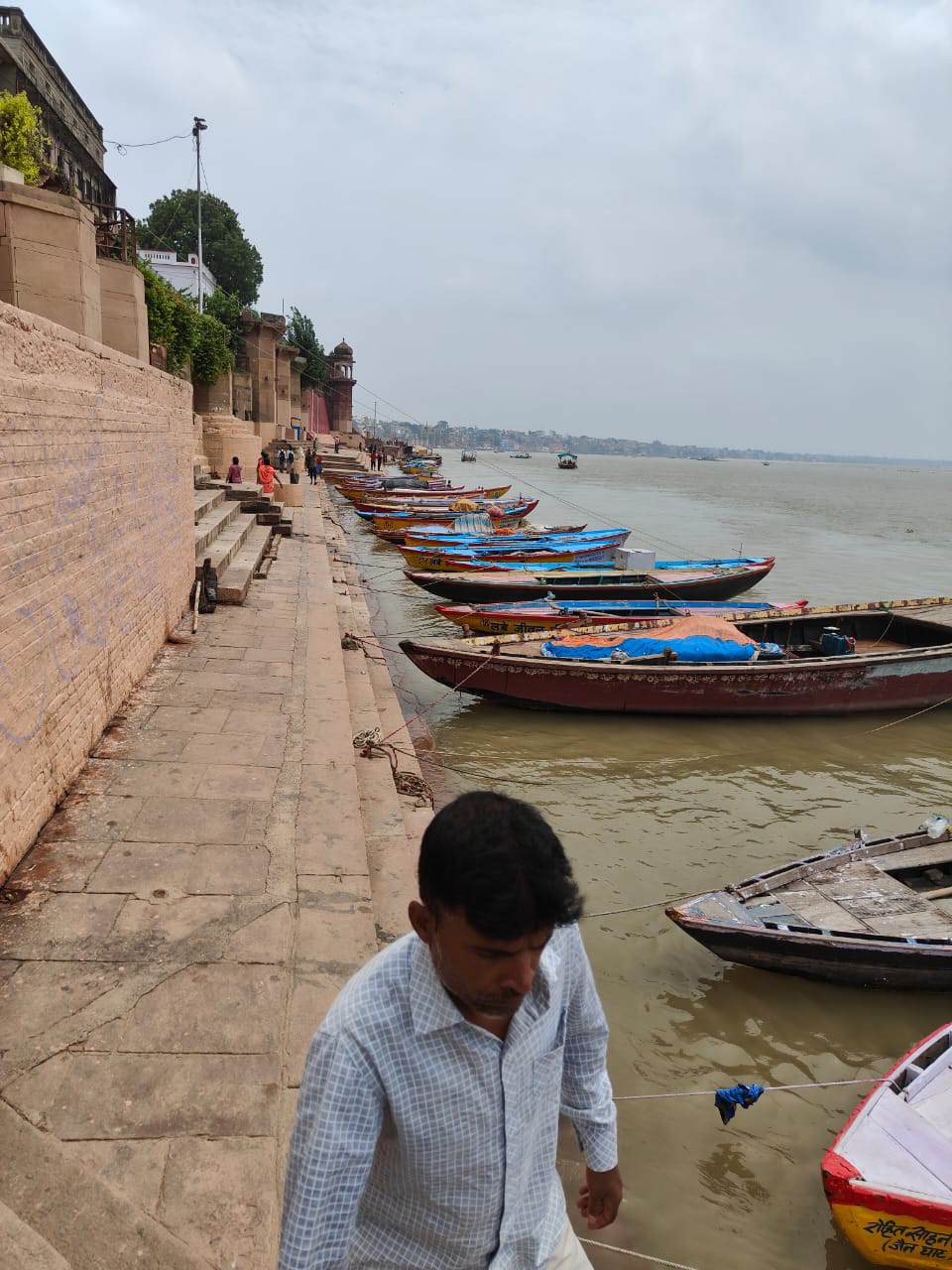 घाटों के रास्ते अब संकरे हो गए हैं। सप्ताह भर में ये भी घाट गंगा में समा जाएंगे।