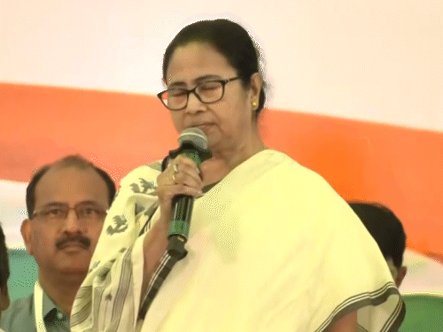 प्रेस कॉन्फ्रेंस में खड़गे के बाद सबसे पहले पश्चिम बंगाल की मुख्यमंत्री ममता बनर्जी बोलीं। उन्होंने भाजपा को चैलेंज करते हुए कहा- BJP क्या INDIA को चैलेंज करेगी।