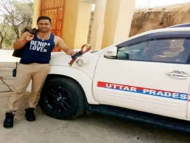 अजय के पास फार्च्यूनर जैसी महंगी गाड़ियां हैं।