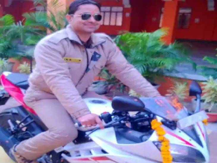 अजय महंगी गाड़ियां और लाइफ स्टाइल का शौकीन था।