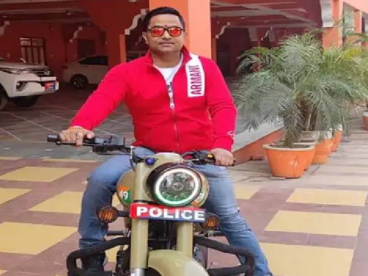 अजय के पास महंगी बुलट भी है।