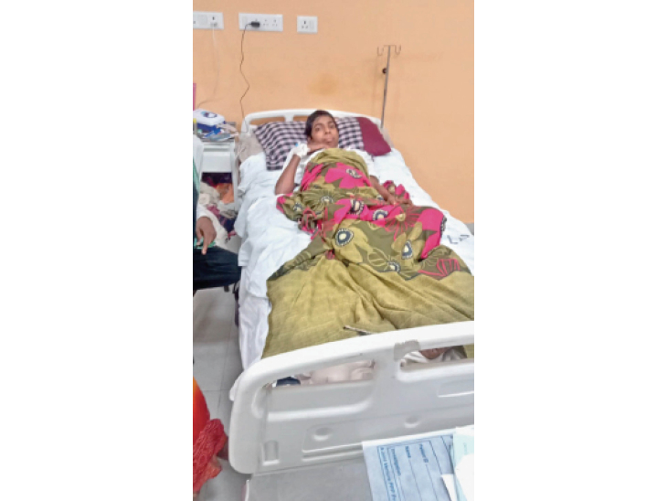 हमीदिया अस्पताल में सर्जरी से पहले मरीजों काे सामान की पर्ची थमा दी जाती है। - Dainik Bhaskar