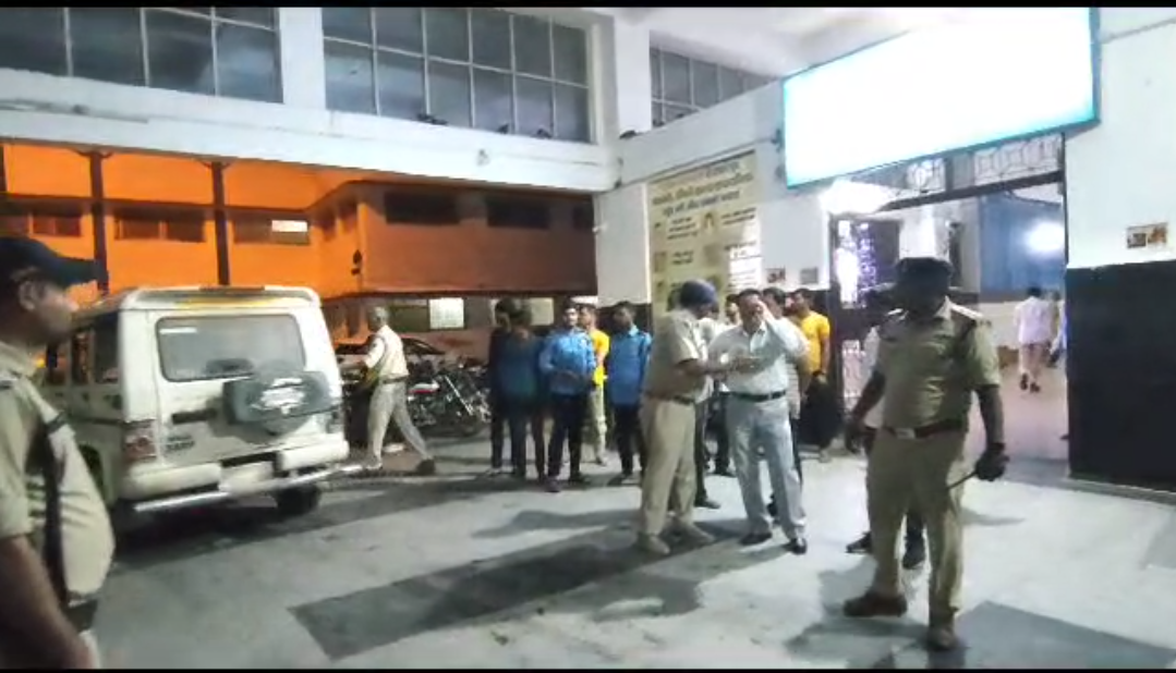 जिला अस्पताल में पुलिस