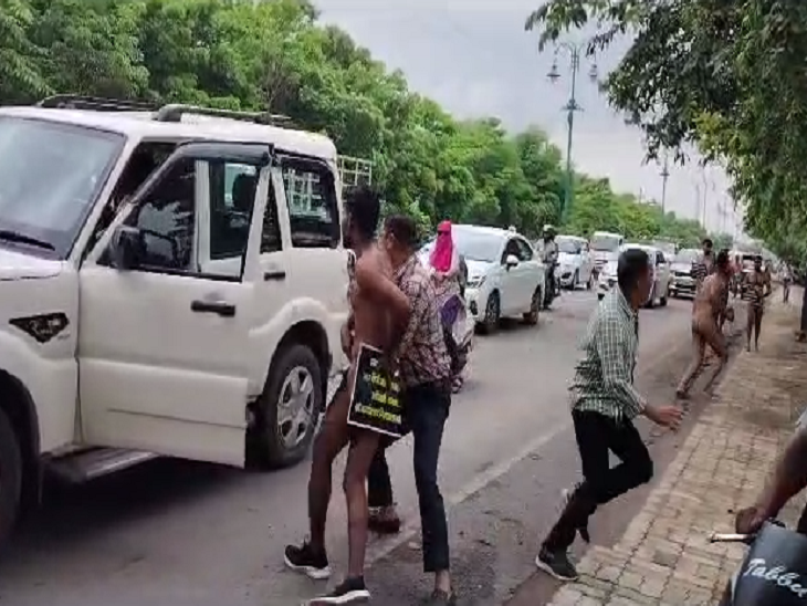 प्रदर्शनकारियों को रास्ते से गिरफ्तार कर गाड़ी में बैठाकर ले गई पुलिस, दौड़-दौड़कर प्रदर्शनकारियों को पकड़ती रही पुलिस।